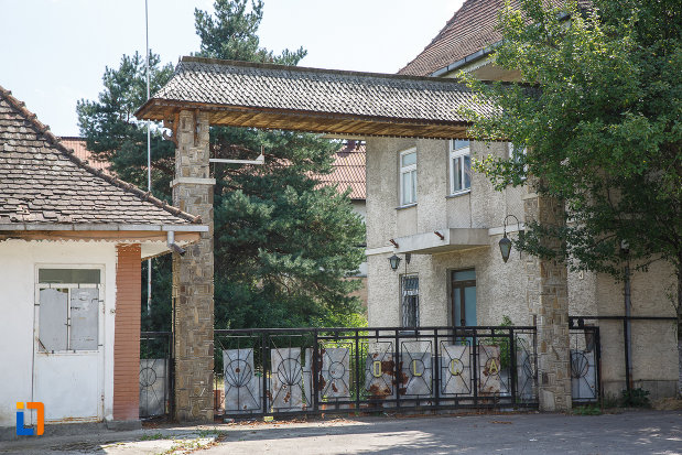 poarta-de-la-fabrica-de-bere-1810-din-solca-judetul-suceava