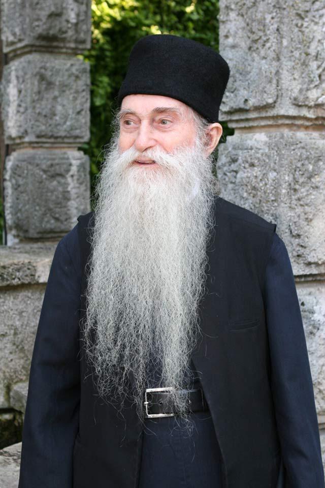 Arhimandrit Arsenie Papacioc: „Rănile corpului, cu timpul, se vindecă. Rănile sufletului, cu timpul, te&nbsp;schimbă”