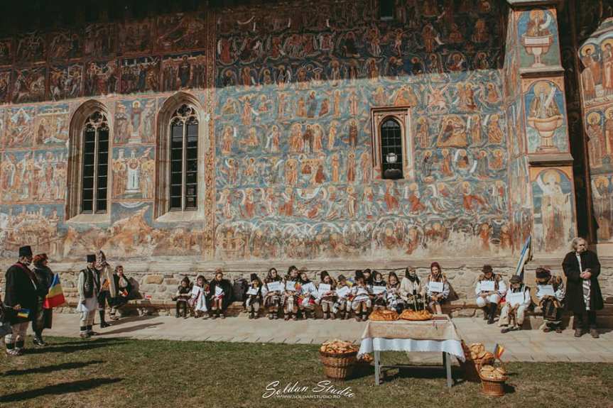 Despre masacrul de la Fântâna Albă cu elevii, gospodarii, cadrelele didactice si oficialitățile din Vatra&nbsp;Moldoviței