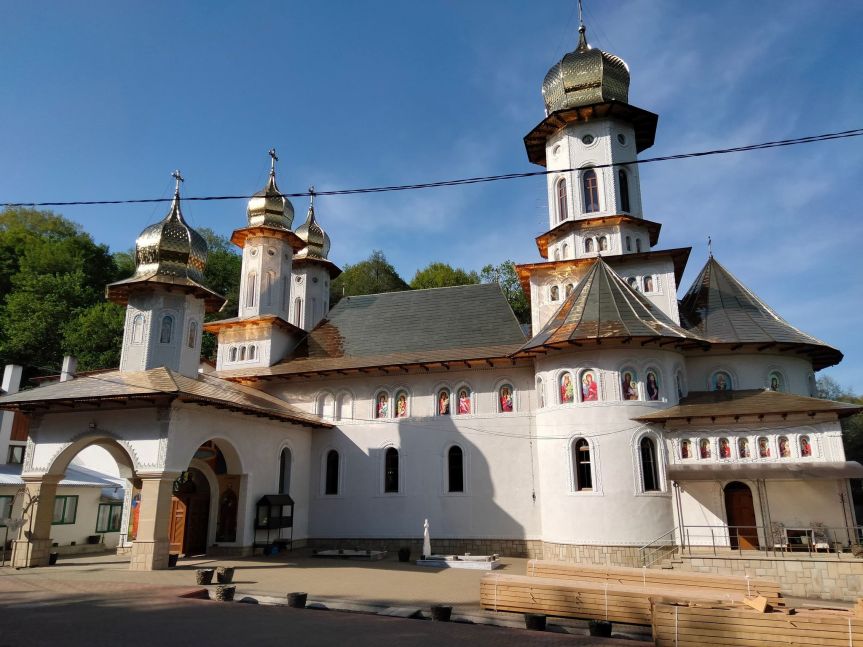 Am fost la Schitul Brădățel: „-Dar ce-i acolo tati? Un castel cu acoperiș de&nbsp;aur?”