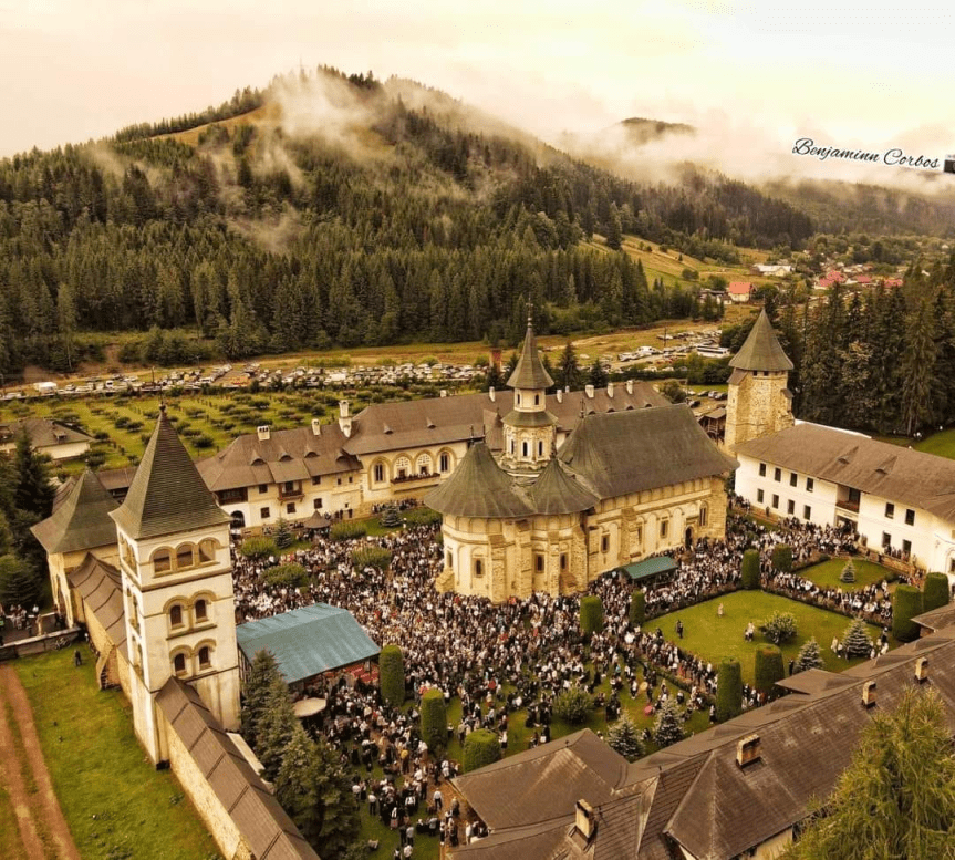 Preotul Alexandru Lungu: „Au mustit de oameni bisericile și mănăstirile țării astăzi de Sfânta&nbsp;Marie”