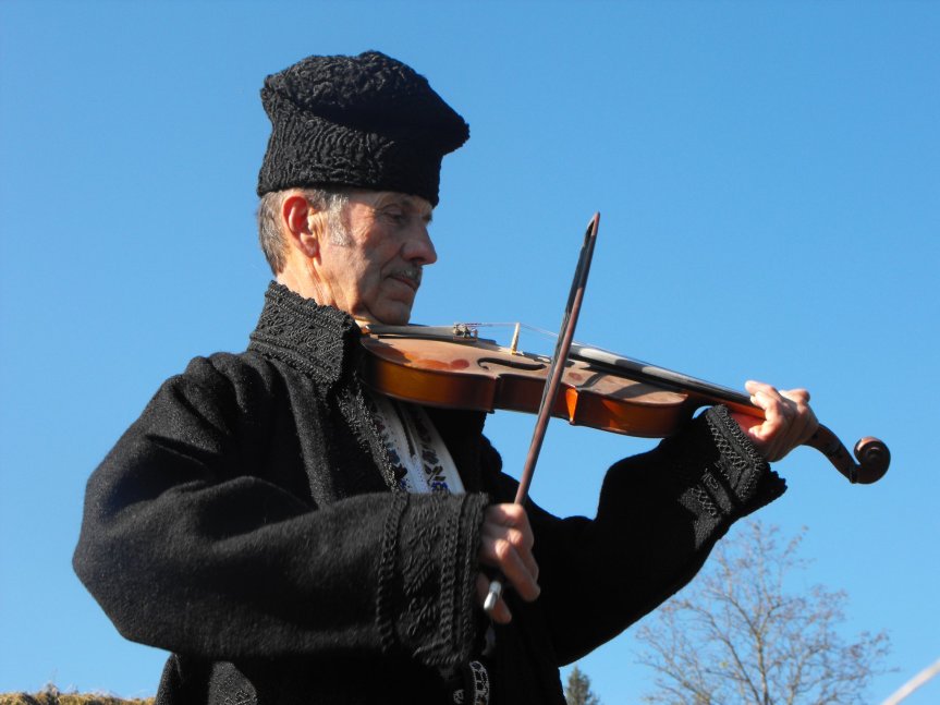 MOȘ COSTAN – Înțeleptul din vârful dealului (un reportaj Formula&nbsp;As)