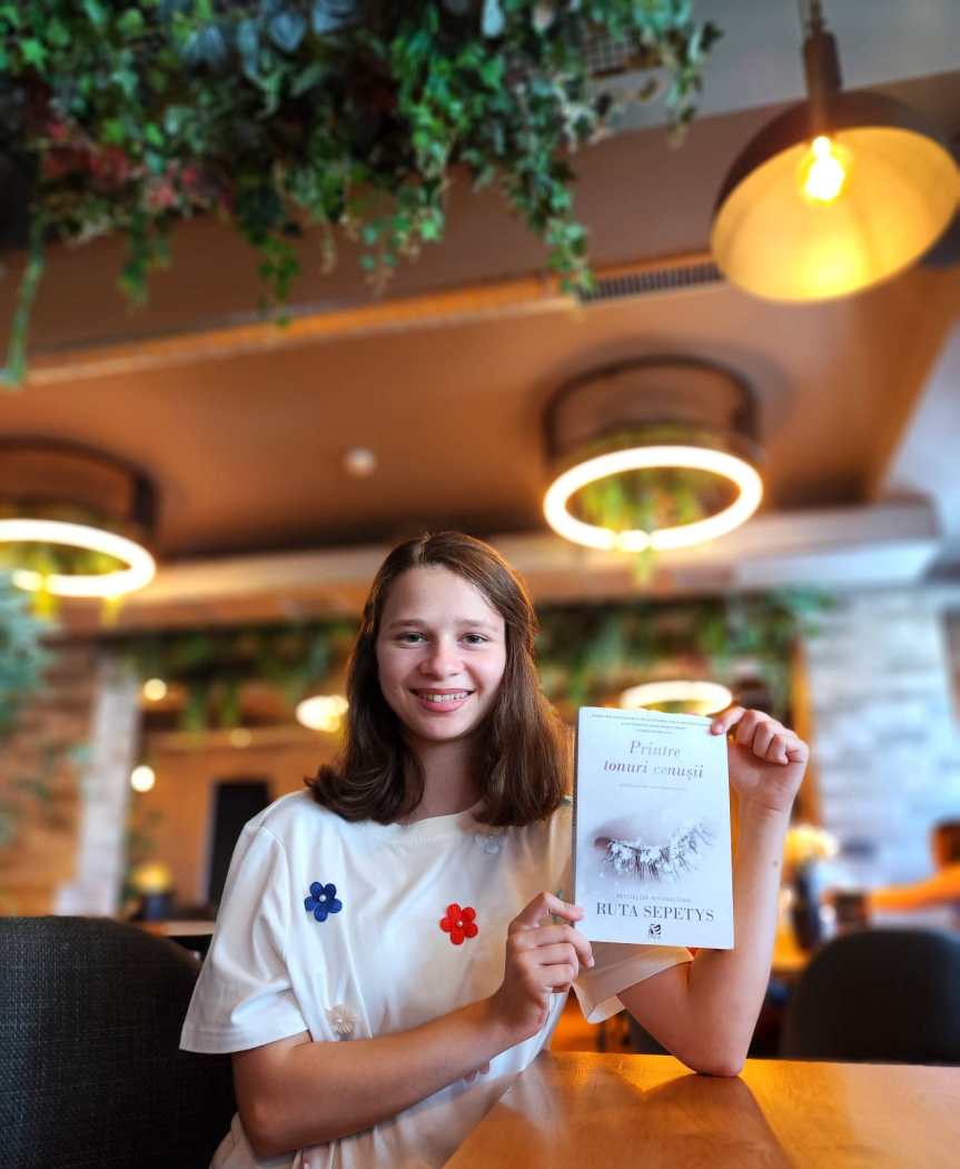 PRINTRE TONURI CENUȘII